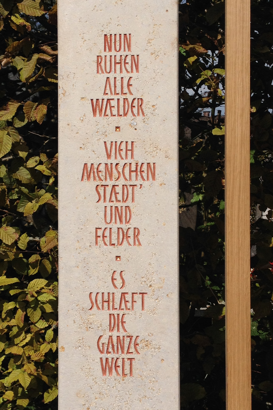 00a_Grabmal Eichenkreuz mit Jura Kalk_960x1440